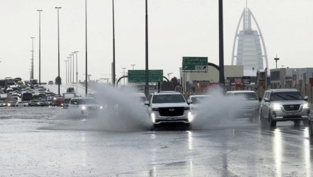 RASTE BROJ POGINULIH U POPLAVAMA Obilne kiše izazvale haos, škole ne rade, automobili zarobljeni u vodi (FOTO)