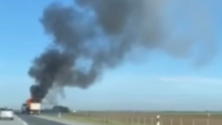 VATRA GUTA KAMION Požar na auto - putu ka Novom Sadu, dim svuda okolo (VIDEO)