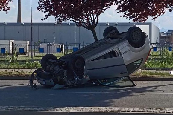 POVREĐENI MAJKA I SIN (14) Stravična nesreća u Nišu: Automobil udario u drvo, pa se prevrnuo na krov (FOTO, VIDEO)