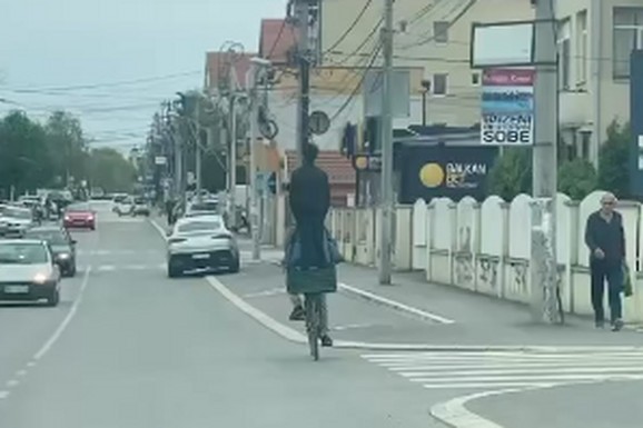 "LELEEE, OZBILJNA AKROBATIKA" Snimak vožnje bicikla u Zemunu šokirao prolaznike (VIDEO)