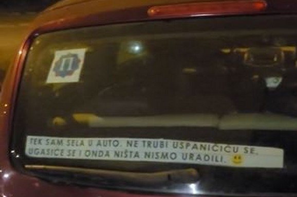 Beograđanka, vozač početnik, ostavila poruku na svom automobilu i postala hit na TikToku: Jednima simpatično,  drugi je osuđuju (VIDEO)