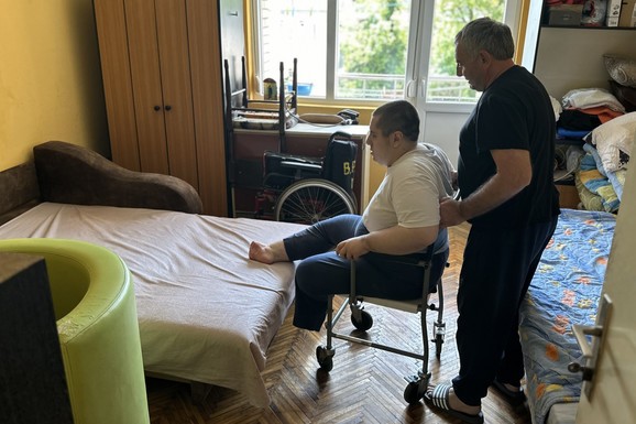 Samohrani otac Radovan svog sina invalida (19) nosio je na rukama, a onda su se dobri ljudi udružili za bolji život ove porodice iz Čačka (FOTO)