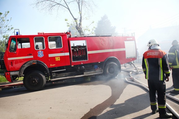 VATRA "GUTA" KOMBI Požar u Mirijevu, gust crni dim kulja na sve strane (VIDEO)