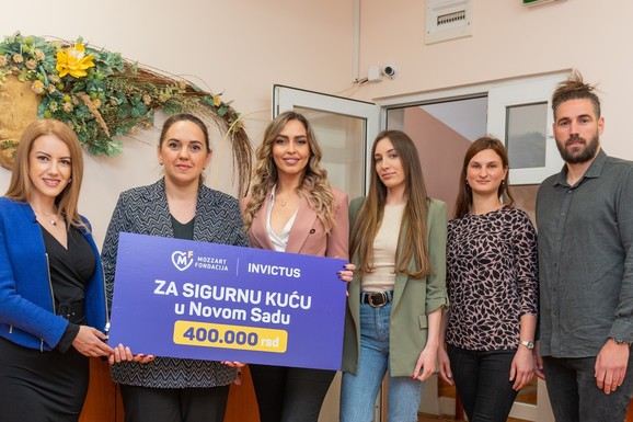 TIMSKA IGRA ZA SNAGU ŽENA: Mozzart i Invictus donirali 400.000 dinara Sigurnoj kući u Novom Sadu