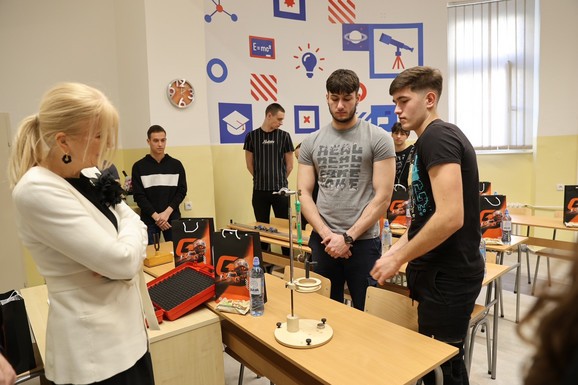 Elektrotehnička škola "Nikola Tesla" u Beogradu ima čime da se pohvali: Moderni kabinet za fiziku za nove uspehe srednjoškolaca