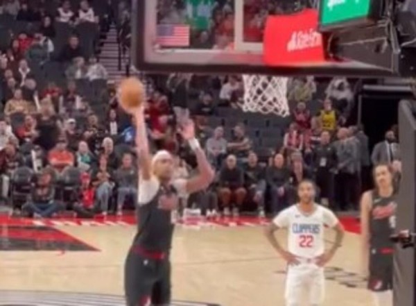 URNEBESNO! Planeta se smeje košarkašu Portlanda: Ovakva tehnika šuta NIKADA NIJE VIĐENA u NBA ligi! (VIDEO)