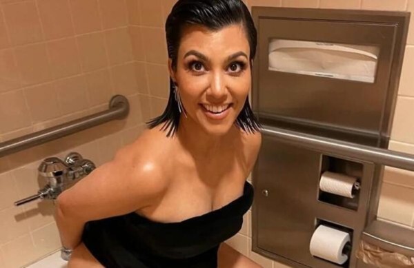 &quot;OVA ZADNJICA ME JE PREPALA&quot;: Kardašijanka objavila fotku kako SEDI NA WC ŠOLJI i bukvalno je SEVNULO SVE! Ljudi zgroženi potezom