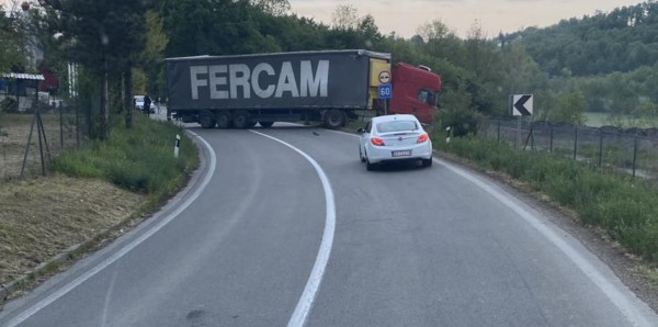 Jeziv prizor sa mesta snažnog udesa kod Topole: Vozač se zakucao u ogromni kamion