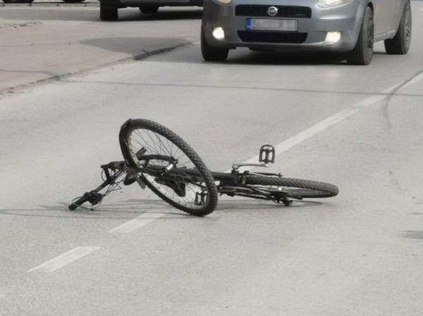 "Mercedes" pokosio biciklistu u Kovinu: Muškarac podlegao povredama u Urgentnom centru